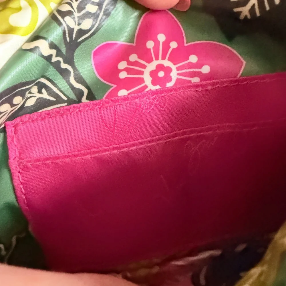 Vera Bradley Sage Green‎ Quilted Nylon Turn Lock Wristlet Floral Interior Bag